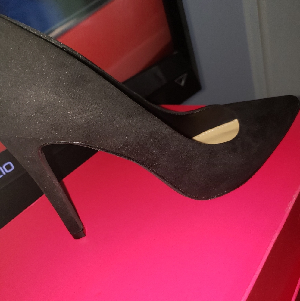Black Pumps